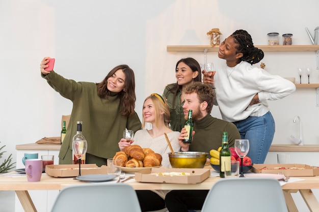 Personas disfrutando de una comida